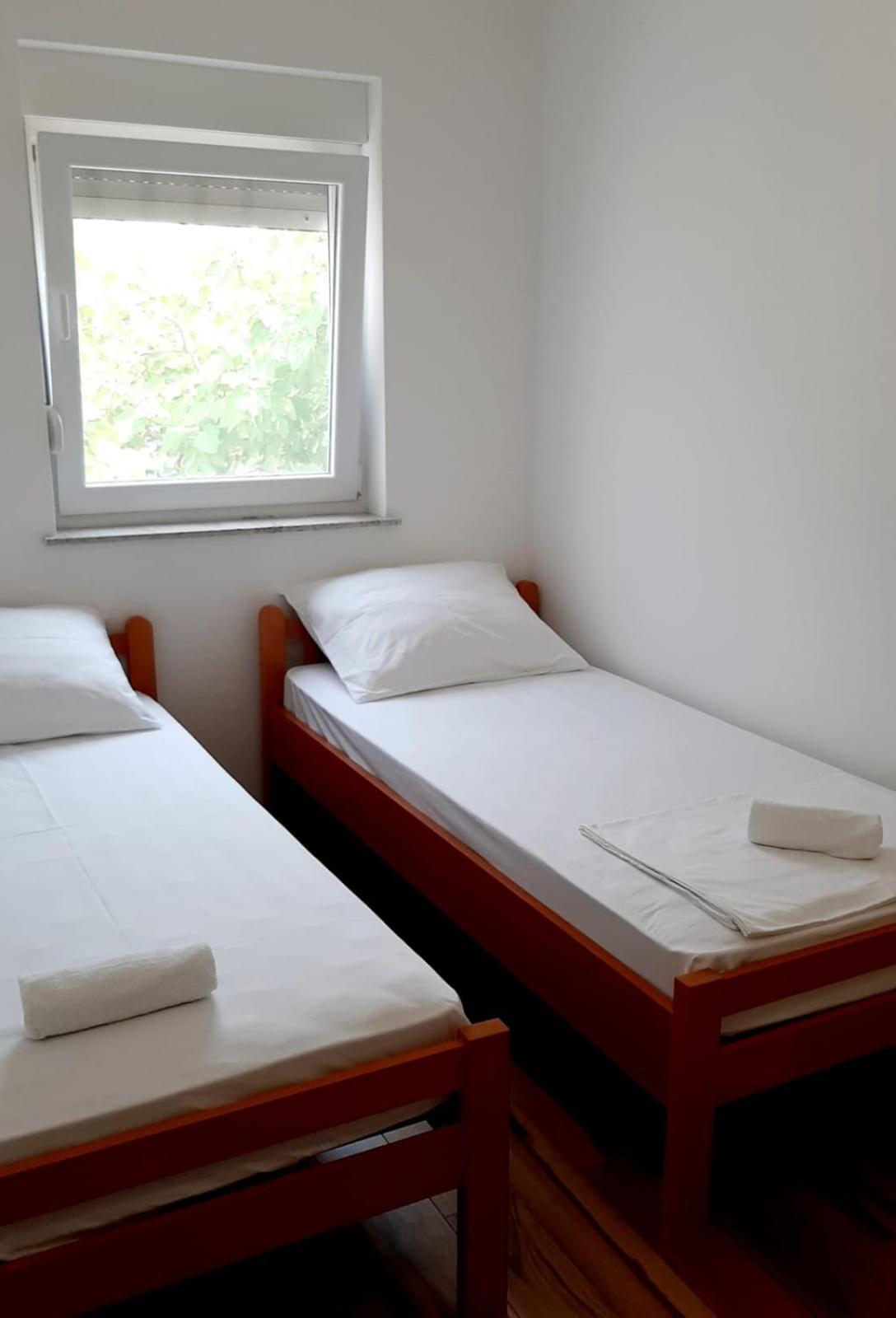 Apartments Maretic Mandre Habitación foto