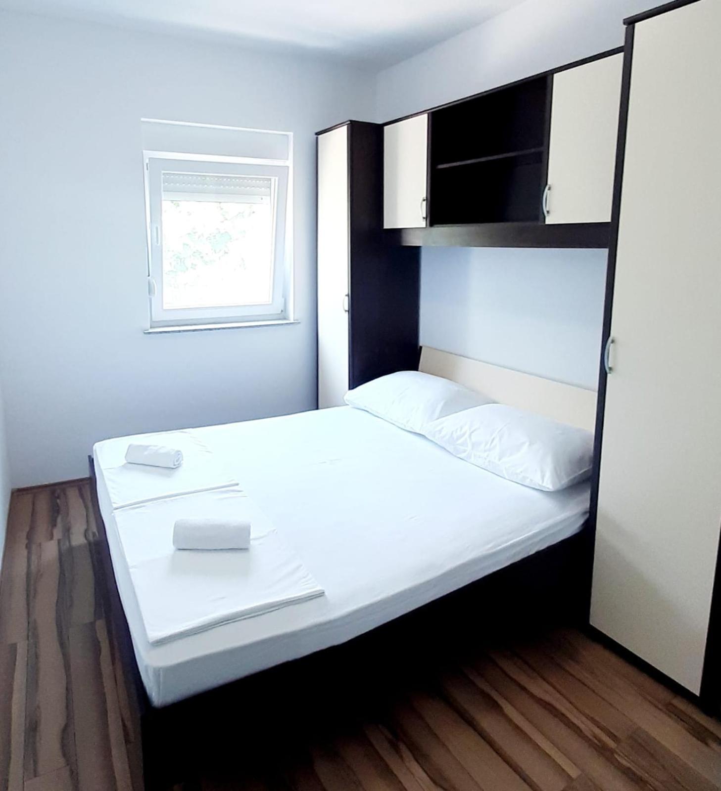 Apartments Maretic Mandre Habitación foto